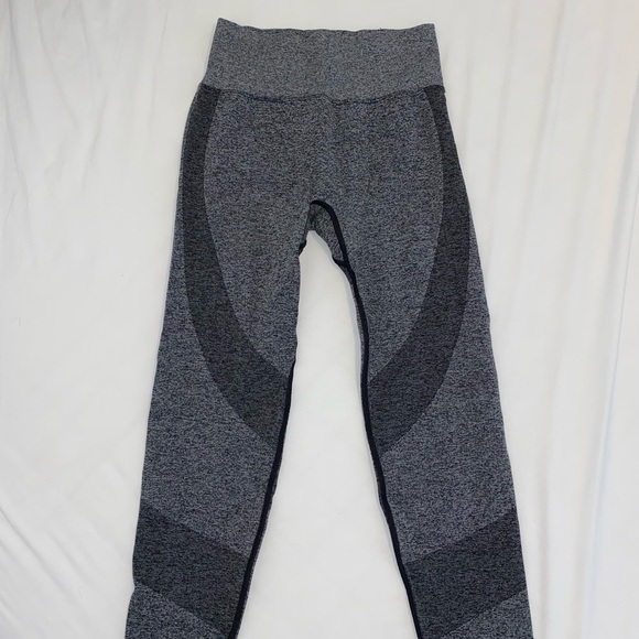 PINK VICTORIA SECRET WORKOUT LEGGINGS - Picture 2 of 3